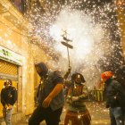 La carretillada pels carrers de la Part Alta i el foc a la plaça de la Font van ser protagonistes de la darrera nit de Carnaval.