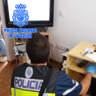 Pla obert d'un agent de la policia espanyola consultant un ordenador en el marc d'un operatiu que ha acabat amb un detingut a Tarragona per corrupció de menors. Imatge publicada el 9 de novembre del 2018