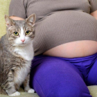 Dona embaraçada i el seu gat.