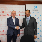 El presidente de la Cambra de Reus, Isaac Sanromà, y el director territorial de CaixaBank en Cataluña, Jaume Masana, han sido los encargados de firmar el convenio.