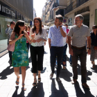 La portaveu nacional de Cs, Lorena Roldán, acompanyada de membres del partit, passejant pels carrers del centre de la ciutat de Reus.