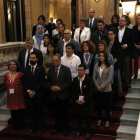 El presidente de la Generalitat, Quim Torra, el presidente del Parlament, Roger Torrent, y representantes de los grupos políticos se hacen una foto en apoyo a las víctimas de los abusos sexuales infantiles.