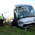 Estat en què ha quedat l'autocar accidentat a Forallac.