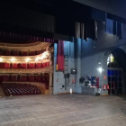 Pla general de la zona de l'escenari del Teatre Fortuny de Reus, durant uns treballs de manteniment.