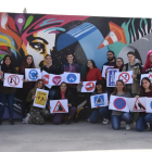 El mural lo han pintado una veintena de alumnos de Bachillerato de Arte de los institutos del municipio.