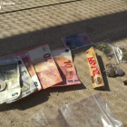 Los agentes intervinieron hachís, marihuna y 44 euros en efectivo al detenido.