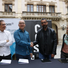 Apretón de manos de manos del director del grupo Som, Oriol Soler, y del nuevo presidente de la CCCC, Roger Gispert, en la plaza del Blat.