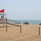 Imagen de archivo de la playa de Segur de Calafell con bandera roja.