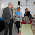 El conseller d'Ensenyament, Josep Bargalló, visitant amb la directora de l'escola de Xerta una exposició de fotos de tots els alumnes que hi han estudiat els darrers 50 anys.
