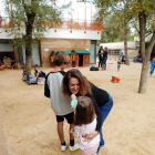 Luisa Suárez, amb els seus dos fills a un parc infantil d'Esplugues de Llobregat.