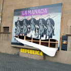 L'estat en què ha quedat el mural 'La Manada' d'Olot.