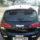 El cotxe amb la matrícula tapada amb cinta aïllant que conduïa l'infractor a qui els Mossos han detingut a la benzinera de Quart.