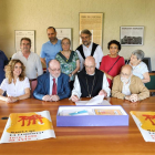 Varios miembros de la 'Marxa de la llibertat' han entregado los fondos a la directora del archivo, Núria Gavarró.