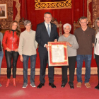Imatge dels familiars dels guardonats amb l'alcalde Pau Ricomà i la regidora d'Esports