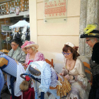Mujeres vestidas de época mostraban el arte de los bolillos mientras los visitantes paseaban por la feria.