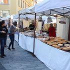 Un grup de persones visiten ahir la Fira de Tardor a la plaça Corsini.