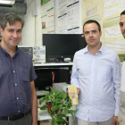 Los investigadores Antoni Lázaro, David Girbau y Martí Boada, con el dispositivo que han desarrollado.