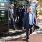 L'alcalde de Reus, Carles Pellicer, baixant de l'autobús després del primer trajecte per la zona del Tecno Park.