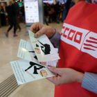 Una sindicalista de CCOO reparte folletos en estaciones de tren y paradas de metro de Barcelona.
