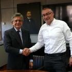 L'alcalde de Flix, Marc Mur, amb una responsable d'Ercros després de signar els convenis.