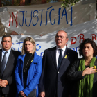 Tres de los portavoces investigados y el alcalde, cantando 'a Los Segadors' en la salida del juzgado de Reus.