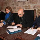 Momento de la firma del convenio entre la consellera de Cultura y el obispo de Tortosa.