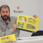 El portaveu de l'Ajuntament de Tarragona, Xavier Puig, sostenint el cartell que apel·la al civisme dels ciutadans durant les festes de Santa Tecla.