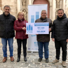 Imatge dels membres de la comissió per la recuperació de l'orgue a Valls davant de l'esglèsia de Sant Joan