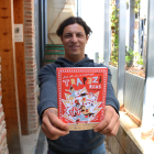 Leandro Mendoza, director artístic del Trapezi, amb el cartell de l'edició d'enguany del festival.