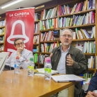 Juan Cal, flanquejat per Ricard Espinosa i Xavier Abelló, en la presentació del llibre a La Capona.