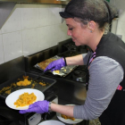 Imatge d'una de les voluntaries del menjador social de Bonavista