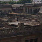 Fotograma extraído del vídeo, donde se ve una adolescente caminando por el tejado del edificio.