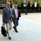 A l'esquerra, el lletrat Xavier Melero, amb el president de CDC, Vicenç Mauri, arribant a l'Audiència Nacional.