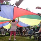 Imatge d'arxiu d'una activitat a l'aire lliure amb persones amb discapacitat.