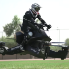 Imagen de un agente de la policía de Dubái practicando con la 'hoverbike'.