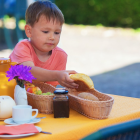 Un niño desayunando de manera saludable.