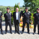 L'alcalde de Creixell, Jordi Llopar, junt al cap de la Policia Local i altres agents.