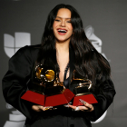 Rosalía con tres gramófonos recogidos durante la ceremonia de los Grammy Latinos.