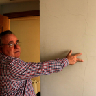 José Miguel Monllaó mostrant una esquerda a la paret d'una habitació de la seva casa d'Amposta.