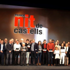 Els premiats i les autoritats de la 13a Nit de Castells celebrada a Valls.