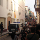 Dos vehicles de la Guàrdia Civil esperen els últims agents pendents de desallotjar l'Hotel Vila de Calella.