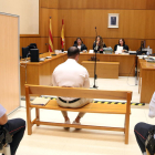 Imagen del policía acusado, sentado de espaldas, en la sala de vistas de la Audiencia de Barcelona.
