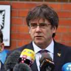 L'expresident Carles Puigdemont durant l'atenció als mitjans després d'entrar a la presó de Neumünster quan es compleix un any de la seva detenció.