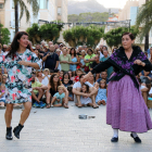 Pla general de les ballarines Carme Balagué i Sònia Gómez durant l'espectacle 'A vore'.
