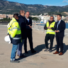 El gerente de Ports, Joan Pére Gómez, y el alcalde de Sant Carles, Josep Caparrós, durante la visita de obras al muelle comercial del puerto.