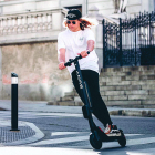 Un chico viaja en un patinete eléctrico de Buny en Madrid, en una imagen de archivo.