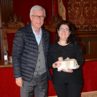 El alcalde de Tarragona, Josep Fèlix Ballesteros, y la ganadora del primer premio, Eva Gutiérrez.