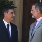 El presidente del gobierno español, Pedro Sánchez, con el rey Felipe VI, en el Palau de Marivent, en Palma, el pasado agosto