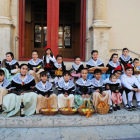 Un grup de nens a les portes de l'esglèsia per Sant Isidre.