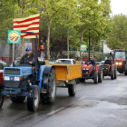 La hilera de tractores que se han manifestado por los precios bajos de la avellana, a su paso por el polígono Agroreus.